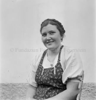 Lächelnde Frau in Tracht vor Wand