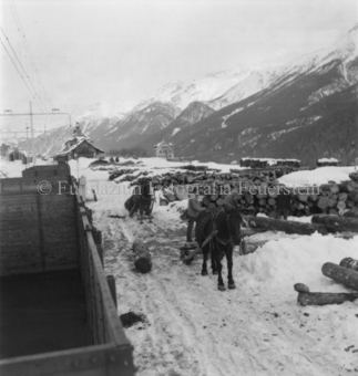 Scuol, Bezeichnung Hülle: Bauern, Alltag, Brauchtum, Holzarbeiten im Winter