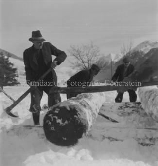 Holzarbeiter mit Holzhaken (Sappie/Zapine) und Baumstamm