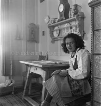 Frau Parolini am Tisch