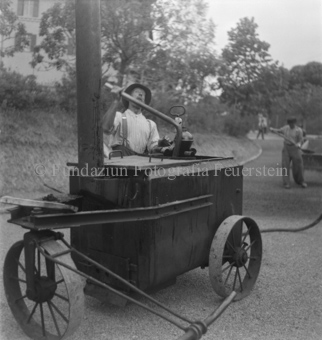 Strassenarbeiter an Teermaschine