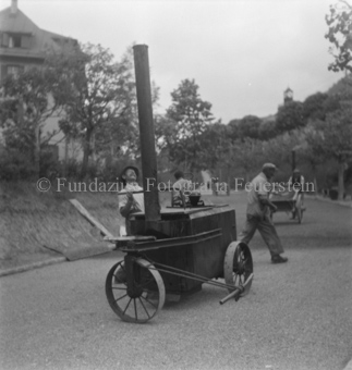 Strassenarbeiter an Teermaschine