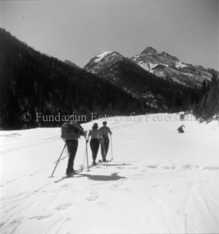Drei Skitourengänger im Schnee in den Bergen