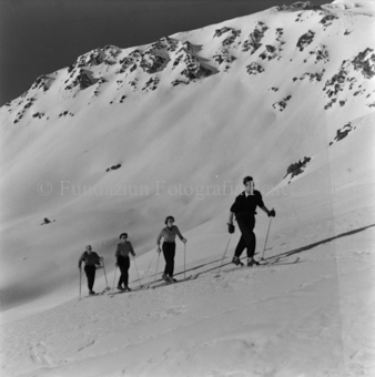Vier Skitourengänger im Schnee in den Bergen