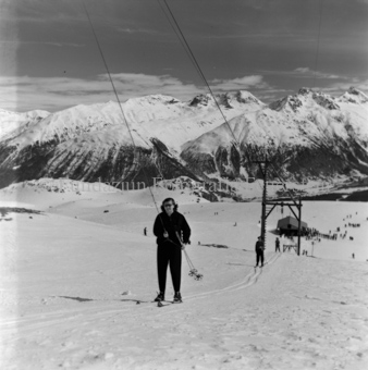 Skifahrer auf Schlepplift