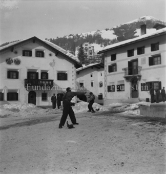 Schneeballschlacht auf dem Dorfplatz