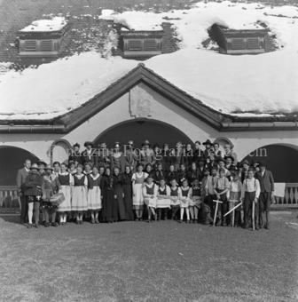 Gruppenfoto in historischen Kostümen, einige mit Rüstung und Holzwaffen
