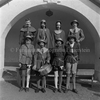 Gruppenfoto, Jungen in historischen Kostümen mit Rüstung und Trommel