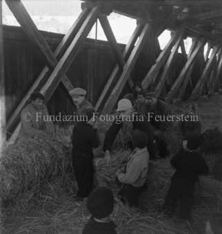 Stroh auf der Brücke, Männer und Kinder