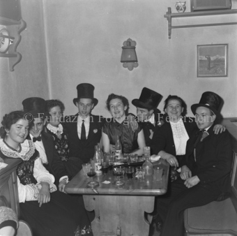 Festliche Tischgesellschaft an Tisch