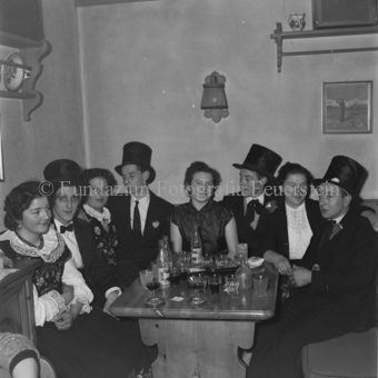 Festliche Tischgesellschaft an Tisch