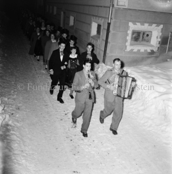 Festlicher Umzug der Paare durch die nächtliche Strasse, Handorgel- und Klarinettenspieler