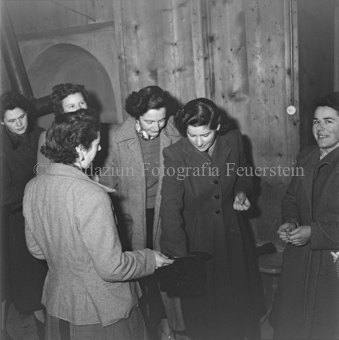 Frauen bei der Auslosung aus Zylinder
