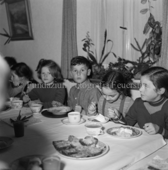 Kinder zu Tisch essend