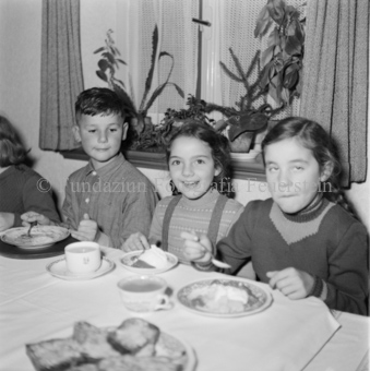 Kinder zu Tisch essend
