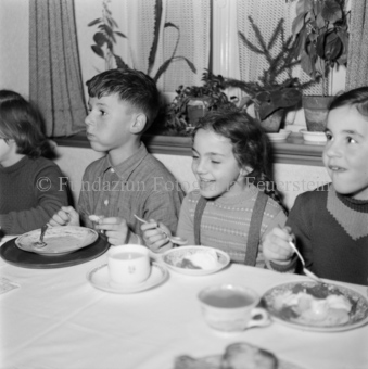 Kinder zu Tisch essend