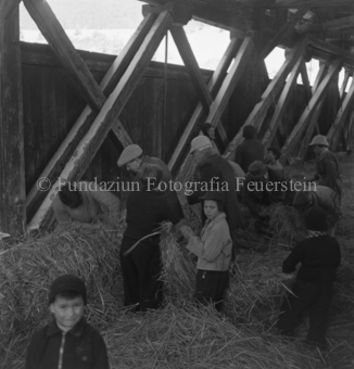 Menschen bei Strohmannbau in Gedeckter Brücke