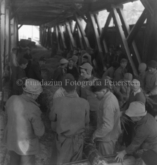 Menschen bei Strohmannbau in Gedeckter Brücke