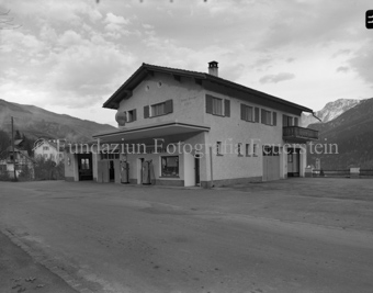 Haus Hügin, mit Tanksäulen und Garage