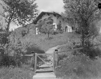 Haus Töna Taisch, von Gartentor unten fotografiert