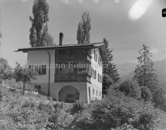 Haus Lehrer Steiner, Doppelbalkon
