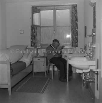 Altersasyl, Senior in Privatzimmer, lesend