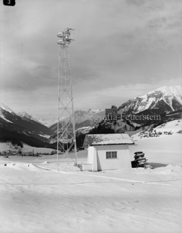 UKW-Sender Tarasp und Häuschen mit Stapel Feuerholz, Schnee