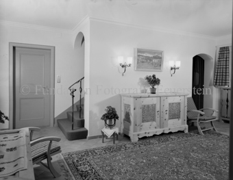 Haus Claudin Vital, Wohnzimmer mit Teppich, Treppe nach Oben
