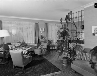 Haus Claudin Vital, Wohnzimmer mit Sesseln und Pflanzen