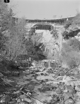 Punt Tschanüff, Brücke in Bau, von Bach aus
