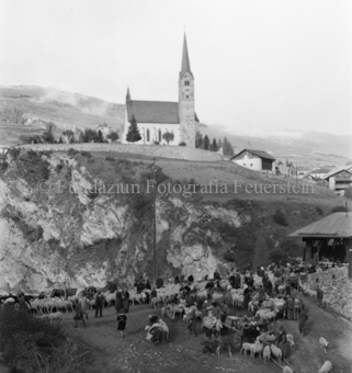 Schafherde und Menschen bei Brücke, Kirche auf Felsenhügel