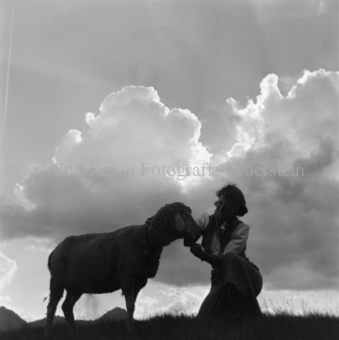 Frau in Tracht mit Schaf, Wolke 