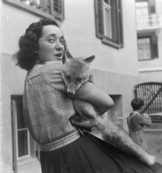 Frau mit Fuchs in den Armen