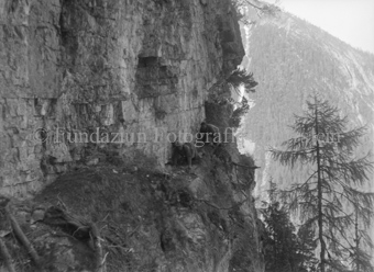 Zwei auf Felsklippe kriechende Männer