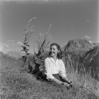 Bezeichnung Hülle: Reh, Bilder Tracht, September und Oktober 1957, und Ftan-Film Heuernte