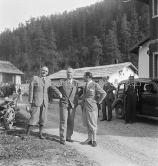 Serie: Nationalpark, Arvenwald, Bezeichnung Hülle: Nationalpark, Nationalpark Arvenwald mit Personen, Val Mingèr; Nationalpark Til Rieser
