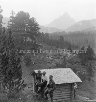Serie: Nationalpark, Arvenwald, Bezeichnung Hülle: Nationalpark, Nationalpark Arvenwald mit Personen, Val Mingèr; Nationalpark Til Rieser