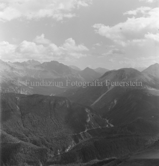 Serie: Nationalpark, Arvenwald, Bezeichnung Hülle: Nationalpark, Nationalpark Arvenwald mit Personen, Val Mingèr; Nationalpark Til Rieser