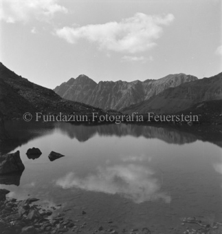Bergsee mit Spiegelung der Landschaft