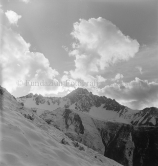 Verschneite Berghänge, Wolken