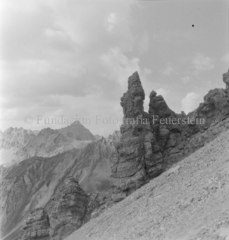 Felsformationen an Berghang, hinten Berggipfel