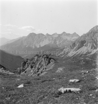 Blick auf Berghang mit Felsformationen, Berggipfel
