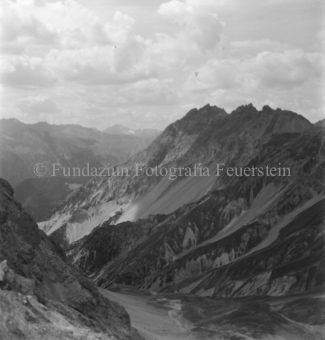 Berggipfel, Blick auf Moränen, bewölkter Himmel