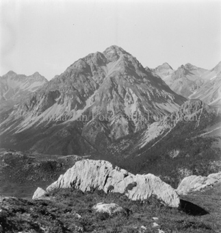 Fels an Berghang, Berggipfel gegenüber