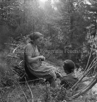 Arvenwald von Tamangur, sitzende Frauen sprechend