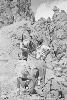Mann und Frau bei Berg, hochschauend