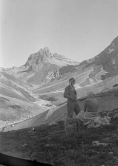 Mann und Frau an Berghang, im Hintergrund Moräne und Berg