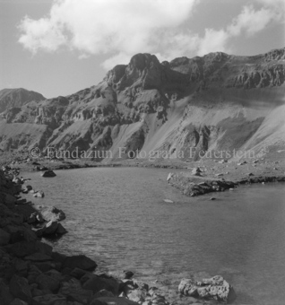 Bergsee, felsige Berggipfel