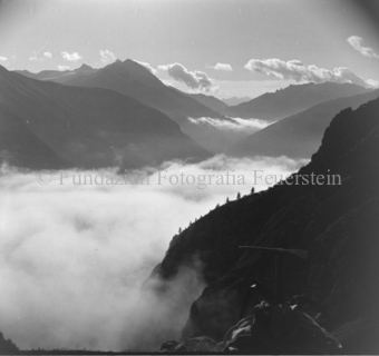 Berggipfel über den Wolken, Bergsteigergerät rechts vorne