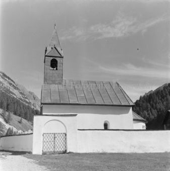 Kirche mit Aussenmauer und Tor